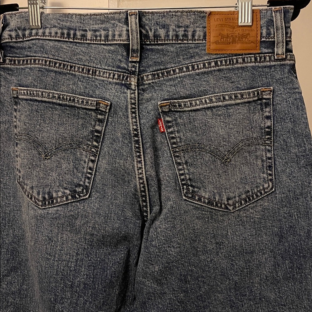 Super cool: Levi’s 728 high rise with RARE, FRAYED hem, wide leg denim - Picture 3 of 8